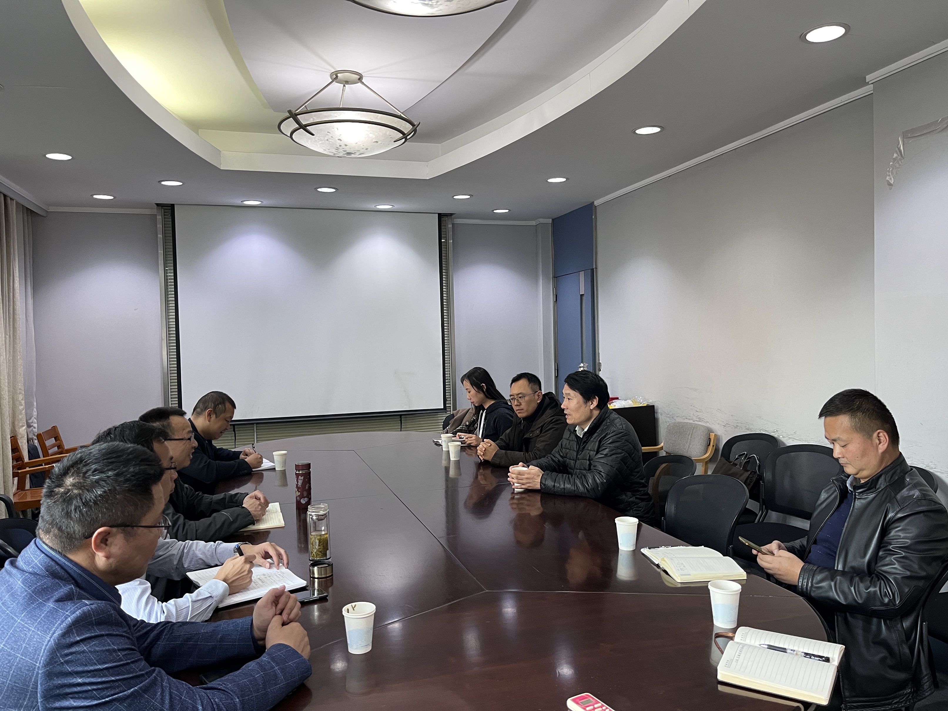 座谈会.jpg